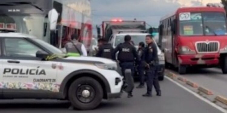 Muere motociclista en Agrícola Pantitlán tras chocar con bolardos y ser arrollado por un autobús