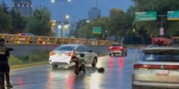 Pasajero de moto por aplicación muere en la Condesa tras caer debido a choque y ser arrollado por unidad de carga