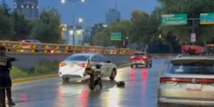 Pasajero de moto por aplicación muere en la Condesa tras caer debido a choque y ser arrollado por unidad de carga
