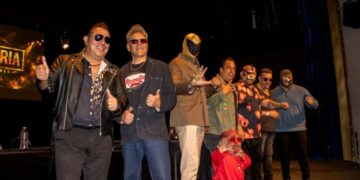 Entre guitarras y llaves, la lucha libre toma el escenario