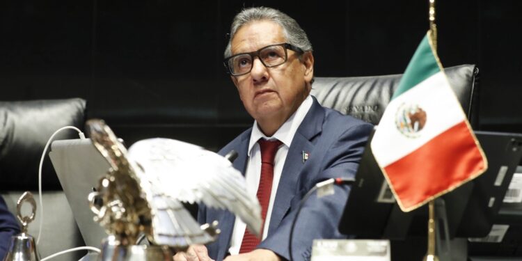 Higinio Martínez solicita que se presente dictamen sobre prohibición de celulares en educación básica