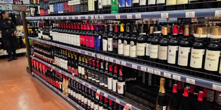 Especialistas piden elevar el IEPS al alcohol para mejorar recaudación y salud