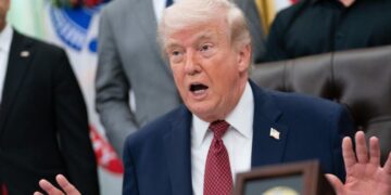 Detienen a exlocutor de radio por amenazar de muerte a Donald Trump