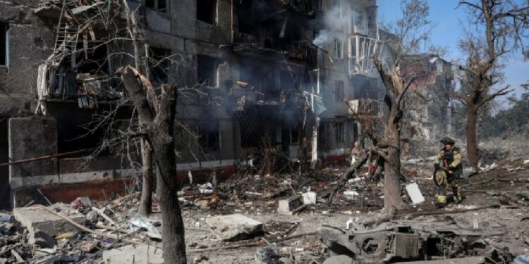 Ucrania reporta un ataque con más de 450 drones rusos; algunos impactos afectan a políticos europeos