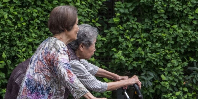 Japón alcanza el récord de más de 100 mil personas centenarias; 88% son mujeres