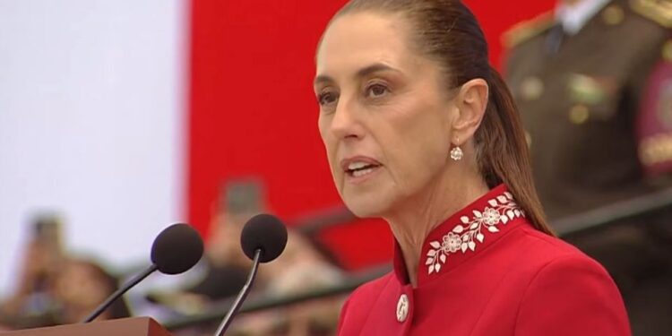 Sheinbaum: “México no se doblega, no se arrodilla y nunca se vende”; llama a defender la soberanía