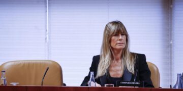 Envían a juicio a Begoña Gómez, esposa del presidente español Pedro Sánchez, por tráfico de influencias y malversación