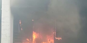 Se incendia agencia automotriz de la Nueva Industrial Vallejo, en GAM