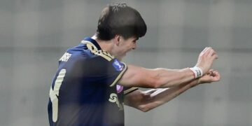 Marca su primer gol y asistencia con Olympiacos la ‘Hormiga’ González