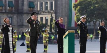 Los recordamos con el corazón: presidenta encabeza izamiento de bandera a media asta en memoria de las víctimas de los sismos de 1985 y 2017