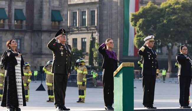 Los recordamos con el corazón: presidenta encabeza izamiento de bandera a media asta en memoria de las víctimas de los sismos de 1985 y 2017