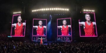 Robbie Williams convierte el Palacio de los Deportes en una gran celebración