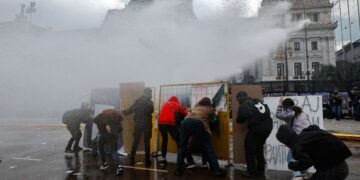 Universitarios exigen a Javier Milei: ‘Que cumpla con la ley’