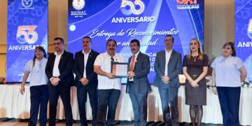 Reconoce Dámaso Anaya a trabajadores universitarios en el 53 Aniversario del SUTUAT