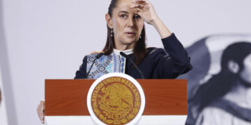 Compra de AT&T ayudará a la competencia y mejorará el internet: Sheinbaum