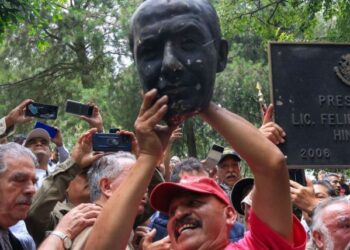 Sheinbaum reprueba vandalización de estatua de Felipe Calderón en Los Pinos