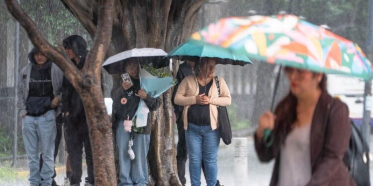 «Rachel» se intensifica a huracán categoría 2 y avanza en las costas del Pacífico; dejará lluvias fuertes en cuatro estados