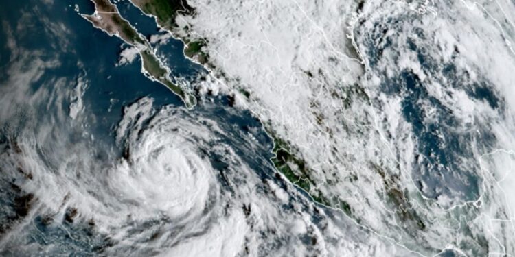 Huracán «Rachel» se debilita a categoría 1, pero se mantiene alerta por lluvias y alto oleaje en el Pacífico