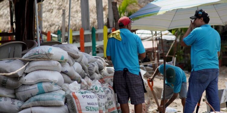 El huracán «Simón» cambia su trayectoria y permanecerá más tiempo en las costas de Jalisco