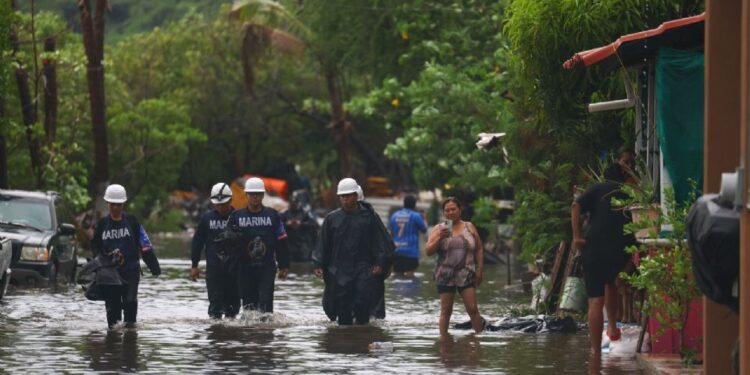 «Simón» se mantiene como huracán categoría 3; tocaría tierra hasta la medianoche del jueves