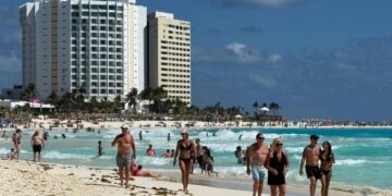 México recibe 1.3% más turistas en agosto, pero caen 6.6% los que viajan lejos de las fronteras