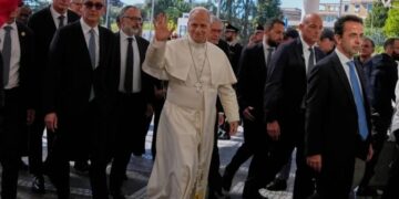 Papa León XIV sale del hospital tras cirugía por cáncer de pulmón y regresa al Vaticano