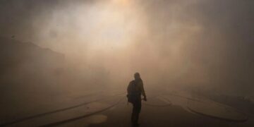 Incendio en California consume seis viviendas y obliga a miles de familias a evacuar sus hogares