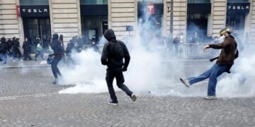 Macron promete castigos para responsables de destrozos y saqueos durante protestas en Francia