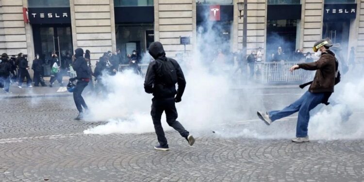 Macron promete castigos para responsables de destrozos y saqueos durante protestas en Francia