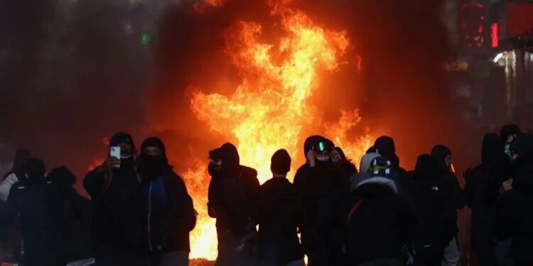 París es epicentro de un nuevo episodio de violencia y saqueos en la plaza de la República