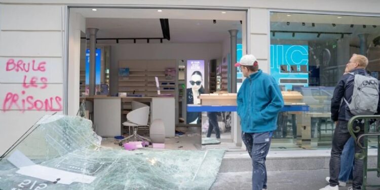 Francia anuncia apoyos económicos y concesiones a comercios afectados por disturbios
