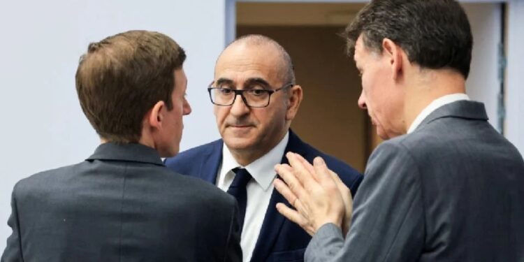 Macron rechaza la renuncia del primer ministro francés y le pide nuevas medidas contra los disturbios