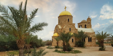 Abren fuego contra asistentes a un funeral en una iglesia de Jordania; hay siete muertos