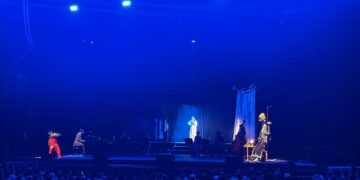 Natalia Lafourcade convierte el Teatro Metropólitan en la habitación de sus sueños