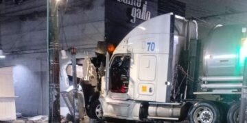 Conductor se queda dormido y choca pipa de agua contra panadería en Santa Bárbara, Iztapalapa
