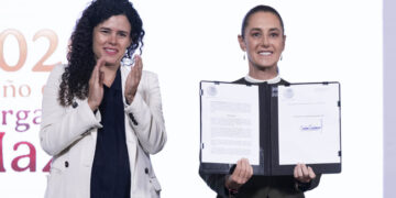 Claudia Sheinbaum firma decreto de entornos digitales seguros para niñas, niños y adolescentes